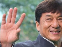 Kedatangan Jackie Chan di Indonesia Tuai Pujian, Tolak Dipayungi Petugas Bandara