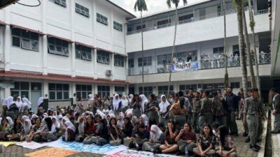 “Orang Tua Siswa SMKN 10 Medan Menggelar Aksi Demo: Tuntut Transparansi Pascagagal SNBP”