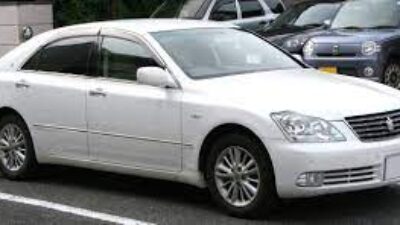 Toyota Crown: Mobil Mewah yang Menjadi Pilihan Pejabat
