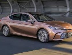 Toyota Camry 2025: Sedan Elegan dengan Teknologi Terkini