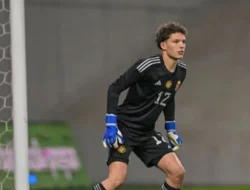 Liverpool Merekrut Kiper Muda: Investasi untuk Masa Depan