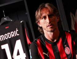 Luka Modric Resmi Berseragam AC Milan: Langkah Besar di Kariernya