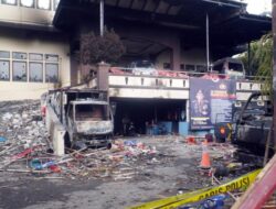 Kericuhan di Jakarta Timur: Enam Polisi Terluka Akibat Serangan Massa