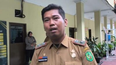 Insiden Lurah Terjatuh ke Parit: Tindakan Warga yang Memicu Kontroversi