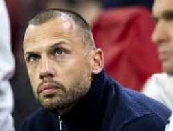 John Heitinga Dipecat dari Jabatan Pelatih Ajax Setelah Kekalahan di Liga Champions
