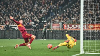 AS Roma vs Genoa: De Rossi Di Ujung Tombak