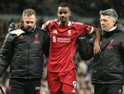 Isak Patah Kaki, Pelatih Arne Slot Kecam Tegas Van de Ven