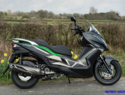 Mengupas Tuntas Kawasaki J300: Skuter Impian di Jalanan