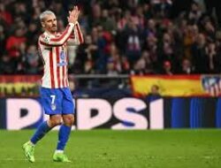 Antoine Griezmann Memilih Bertahan di Atletico: Keputusan yang Membuat Julian Alvarez Bimbang