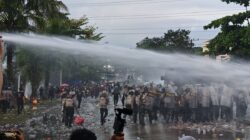 Demo di Kantor Gubernur Kaltim Memanas, Aksi Lempar Botol Picu Ketegangan
