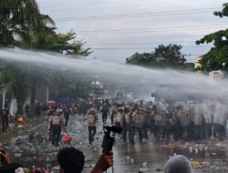 Demo di Kantor Gubernur Kaltim Memanas, Aksi Lempar Botol Picu Ketegangan