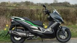 Mengenal Kawasaki J300, Skutik Bongsor yang Punya DNA Balap