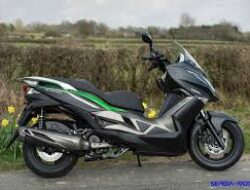 Mengenal Kawasaki J300, Skutik Bongsor yang Punya DNA Balap